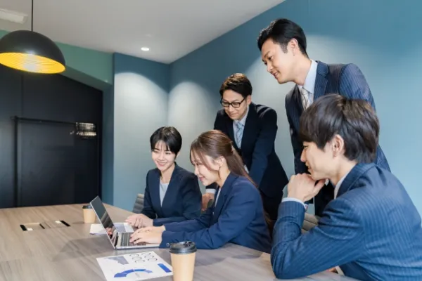 1on1とは上司と部下の対話の場！やり方や話すことがない時の工夫、面談との違いを解説